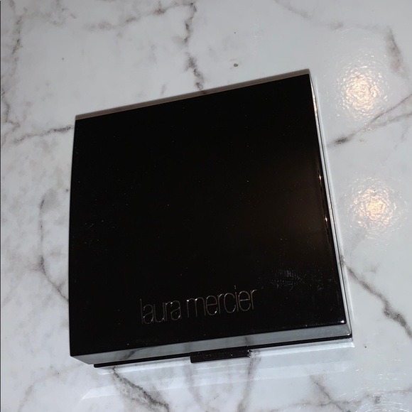 Laura Mercier Indiscretion Face Illuminator Highlighter - Picture 6 of 17